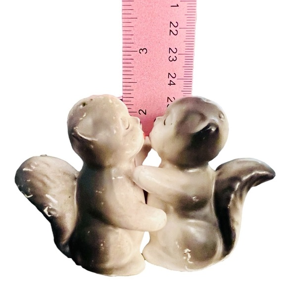 Vintage Ceramic Kissing Skunk Salt & Pepper Shakers Gray & White Kitschy Retro - Picture 6 of 12